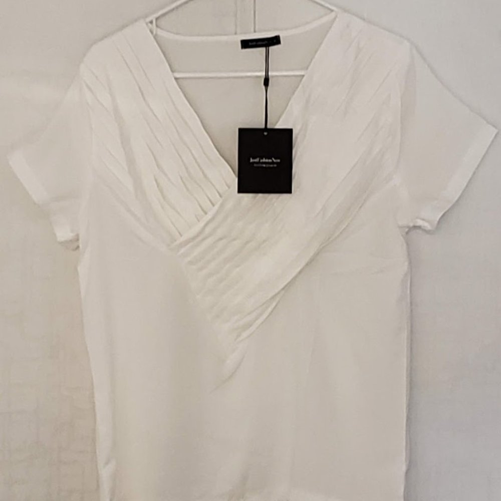 White blouse In excellent condition